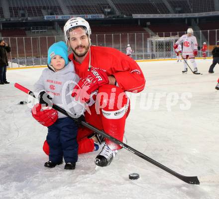 EBEL. Eishockey Bundesliga. Freiluftderby KAC gegen VSV. Training. Kyle Wharton mit Sohn (KAC). Klagenfurt, Woerthersee Stadion, am 2.1.2015.
Foto: Kuess
---
pressefotos, pressefotografie, kuess, qs, qspictures, sport, bild, bilder, bilddatenbank