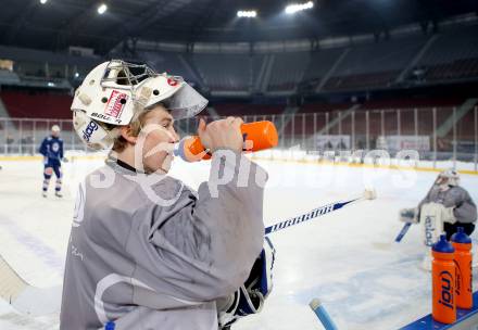 EBEL. Eishockey Bundesliga. Freiluftderby KAC gegen VSV. Training. Lukas Herzog (VSV). Klagenfurt, Woerthersee Stadion, am 2.1.2015.
Foto: Kuess
---
pressefotos, pressefotografie, kuess, qs, qspictures, sport, bild, bilder, bilddatenbank