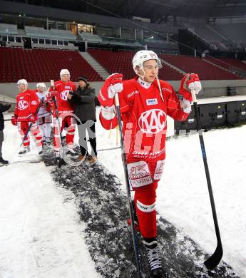 EBEL. Eishockey Bundesliga. Freiluftderby KAC gegen VSV. Training.  Patrick Harand (KAC). Klagenfurt, Woerthersee Stadion, am 2.1.2015.
Foto: Kuess
---
pressefotos, pressefotografie, kuess, qs, qspictures, sport, bild, bilder, bilddatenbank