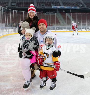 EBEL. Eishockey Bundesliga. Freiluftderby KAC gegen VSV. Training.  Thomas Poeck, Arlene, Kinder Nicholas, Natalie, Nolan (KAC). Klagenfurt, Woerthersee Stadion, am 2.1.2015.
Foto: Kuess
---
pressefotos, pressefotografie, kuess, qs, qspictures, sport, bild, bilder, bilddatenbank