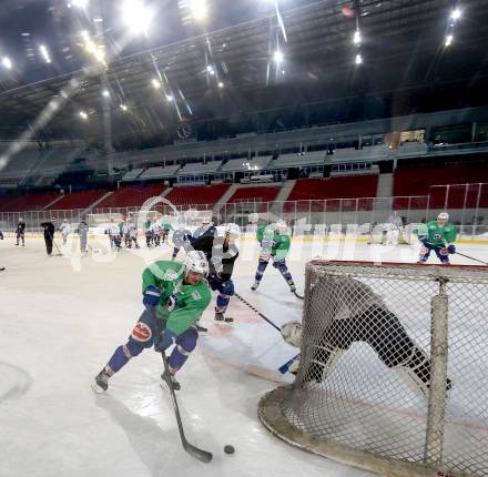 EBEL. Eishockey Bundesliga. Freiluftderby KAC gegen VSV. Training.  (VSV). Klagenfurt, Woerthersee Stadion, am 2.1.2015.
Foto: Kuess
---
pressefotos, pressefotografie, kuess, qs, qspictures, sport, bild, bilder, bilddatenbank