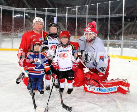 EBEL. Eishockey Bundesliga. Freiluftderby KAC gegen VSV. Training. Mike Siklenka mit Kinder, Rene Swette (KAC). Klagenfurt, Woerthersee Stadion, am 2.1.2015.
Foto: Kuess
---
pressefotos, pressefotografie, kuess, qs, qspictures, sport, bild, bilder, bilddatenbank