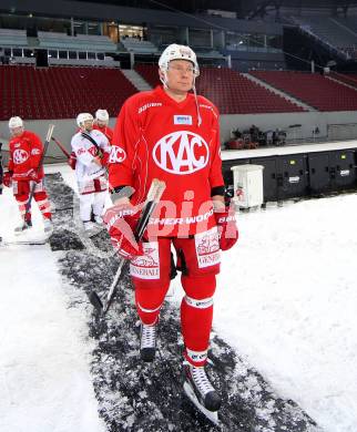 EBEL. Eishockey Bundesliga. Freiluftderby KAC gegen VSV. Training. Mike Siklenka (KAC). Klagenfurt, Woerthersee Stadion, am 2.1.2015.
Foto: Kuess
---
pressefotos, pressefotografie, kuess, qs, qspictures, sport, bild, bilder, bilddatenbank