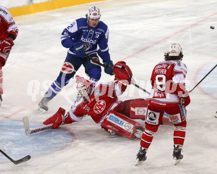 EBEL. Eishockey Bundesliga. Freiluftderby KAC gegen VSV. Rene Swette,  (KAC), Adis Alagic (VSV). Klagenfurt, Woerthersee Stadion, am 3.1.2015.
Foto: Kuess
---
pressefotos, pressefotografie, kuess, qs, qspictures, sport, bild, bilder, bilddatenbank