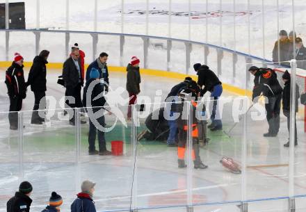 EBEL. Eishockey Bundesliga. Freiluftderby KAC gegen VSV.  ausgetretene Kuehlfluessigkeit, gruenes Eis. Klagenfurt, Woerthersee Stadion, am 3.1.2015.
Foto: Kuess
---
pressefotos, pressefotografie, kuess, qs, qspictures, sport, bild, bilder, bilddatenbank