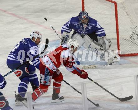 EBEL. Eishockey Bundesliga. Freiluftderby KAC gegen VSV. Thomas Koch,  (KAC), Cole Jarrett, Thomas Hoeneckl (VSV). Klagenfurt, Woerthersee Stadion, am 3.1.2015.
Foto: Kuess
---
pressefotos, pressefotografie, kuess, qs, qspictures, sport, bild, bilder, bilddatenbank