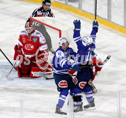 EBEL. Eishockey Bundesliga. Freiluftderby KAC gegen VSV. Rene Swette, (KAC), Torjubel Brock McBride, Mark Santorelli  (VSV). Klagenfurt, Woerthersee Stadion, am 3.1.2015.
Foto: Kuess
---
pressefotos, pressefotografie, kuess, qs, qspictures, sport, bild, bilder, bilddatenbank