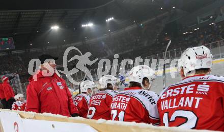 EBEL. Eishockey Bundesliga. Freiluftderby KAC gegen VSV. Trainer Doug Mason (KAC). Klagenfurt, Woerthersee Stadion, am 3.1.2015.
Foto: Kuess
---
pressefotos, pressefotografie, kuess, qs, qspictures, sport, bild, bilder, bilddatenbank