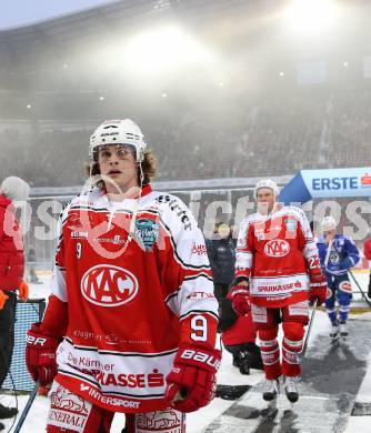 EBEL. Eishockey Bundesliga. Freiluftderby KAC gegen VSV. Lukas Pither, Mike Siklenka (KAC). Klagenfurt, Woerthersee Stadion, am 3.1.2015.
Foto: Kuess
---
pressefotos, pressefotografie, kuess, qs, qspictures, sport, bild, bilder, bilddatenbank