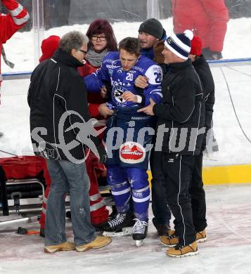 EBEL. Eishockey Bundesliga. Freiluftderby KAC gegen VSV. Verletzt Nico Brunner (VSV). Klagenfurt, Woerthersee Stadion, am 3.1.2015.
Foto: Kuess
---
pressefotos, pressefotografie, kuess, qs, qspictures, sport, bild, bilder, bilddatenbank