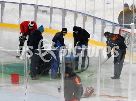 EBEL. Eishockey Bundesliga. Freiluftderby KAC gegen VSV.  ausgetretene Kuehlfluessigkeit, gruenes Eis. Klagenfurt, Woerthersee Stadion, am 3.1.2015.
Foto: Kuess
---
pressefotos, pressefotografie, kuess, qs, qspictures, sport, bild, bilder, bilddatenbank