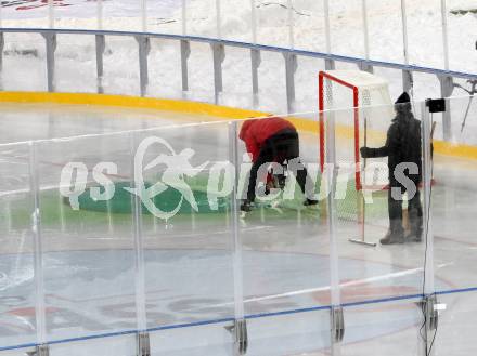 EBEL. Eishockey Bundesliga. Freiluftderby KAC gegen VSV.  ausgetretene Kuehlfluessigkeit, gruenes Eis. Klagenfurt, Woerthersee Stadion, am 3.1.2015.
Foto: Kuess
---
pressefotos, pressefotografie, kuess, qs, qspictures, sport, bild, bilder, bilddatenbank