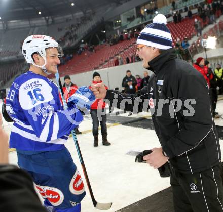 EBEL. Eishockey Bundesliga. Freiluftderby KAC gegen VSV.  Daniel Nageler, Trainer hannu Jaervenpaeae (VSV). Klagenfurt, Woerthersee Stadion, am 3.1.2015.
Foto: Kuess
---
pressefotos, pressefotografie, kuess, qs, qspictures, sport, bild, bilder, bilddatenbank