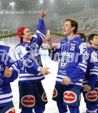 EBEL. Eishockey Bundesliga. Freiluftderby KAC gegen VSV. Jubel Philipp Siutz, Adis Alagic (VSV). Klagenfurt, Woerthersee Stadion, am 3.1.2015.
Foto: Kuess
---
pressefotos, pressefotografie, kuess, qs, qspictures, sport, bild, bilder, bilddatenbank