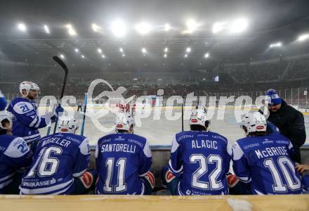 EBEL. Eishockey Bundesliga. Freiluftderby KAC gegen VSV.  Benjamin Petrik, Daniel Nageler, Mark Santorelli, Adis Alagic, Brock McBride(VSV). Klagenfurt, Woerthersee Stadion, am 3.1.2015.
Foto: Kuess
---
pressefotos, pressefotografie, kuess, qs, qspictures, sport, bild, bilder, bilddatenbank