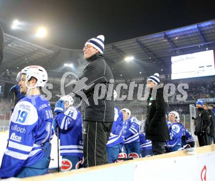 EBEL. Eishockey Bundesliga. Freiluftderby KAC gegen VSV.  Trainer Hannu Jaervenpaeae (VSV). Klagenfurt, Woerthersee Stadion, am 3.1.2015.
Foto: Kuess
---
pressefotos, pressefotografie, kuess, qs, qspictures, sport, bild, bilder, bilddatenbank