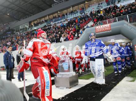 EBEL. Eishockey Bundesliga. Freiluftderby KAC gegen VSV. Rene Swette,  (KAC), Thomas Hoeneckl (VSV). Klagenfurt, Woerthersee Stadion, am 3.1.2015.
Foto: Kuess
---
pressefotos, pressefotografie, kuess, qs, qspictures, sport, bild, bilder, bilddatenbank