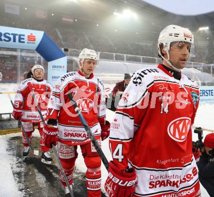 EBEL. Eishockey Bundesliga. Freiluftderby KAC gegen VSV. Johannes Reichel, Kim Stroemberg, Stephan Geier (KAC). Klagenfurt, Woerthersee Stadion, am 3.1.2015.
Foto: Kuess
---
pressefotos, pressefotografie, kuess, qs, qspictures, sport, bild, bilder, bilddatenbank