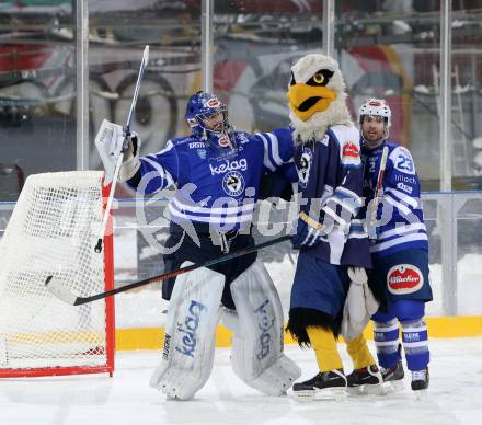 EBEL. Eishockey Bundesliga. Freiluftderby KAC gegen VSV. Jubel Thomas Hoeneckl, Maskottchen Villi, Darren Haydar (VSV). Klagenfurt, Woerthersee Stadion, am 3.1.2015.
Foto: Kuess
---
pressefotos, pressefotografie, kuess, qs, qspictures, sport, bild, bilder, bilddatenbank