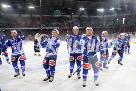 EBEL. Eishockey Bundesliga. Freiluftderby KAC gegen VSV. Jubel VSV. Klagenfurt, Woerthersee Stadion, am 3.1.2015.
Foto: Kuess
---
pressefotos, pressefotografie, kuess, qs, qspictures, sport, bild, bilder, bilddatenbank