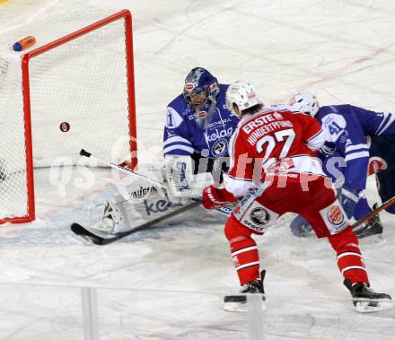 EBEL. Eishockey Bundesliga. Freiluftderby KAC gegen VSV. Thomas Hundertpfund,  (KAC), Thomas Hoeneckl (VSV). Klagenfurt, Woerthersee Stadion, am 3.1.2015.
Foto: Kuess
---
pressefotos, pressefotografie, kuess, qs, qspictures, sport, bild, bilder, bilddatenbank