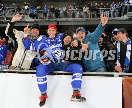 EBEL. Eishockey Bundesliga. Freiluftderby KAC gegen VSV. Philipp Siutz, Fans (VSV). Klagenfurt, Woerthersee Stadion, am 3.1.2015.
Foto: Kuess
---
pressefotos, pressefotografie, kuess, qs, qspictures, sport, bild, bilder, bilddatenbank