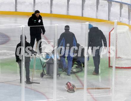 EBEL. Eishockey Bundesliga. Freiluftderby KAC gegen VSV.  ausgetretene Kuehlfluessigkeit, gruenes Eis. Klagenfurt, Woerthersee Stadion, am 3.1.2015.
Foto: Kuess
---
pressefotos, pressefotografie, kuess, qs, qspictures, sport, bild, bilder, bilddatenbank