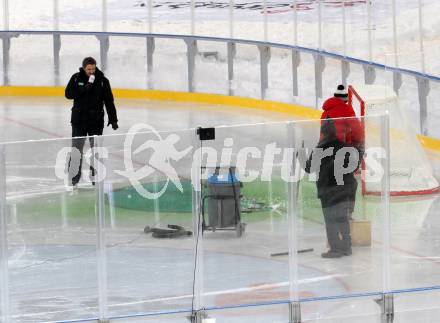 EBEL. Eishockey Bundesliga. Freiluftderby KAC gegen VSV.  ausgetretene Kuehlfluessigkeit, gruenes Eis. Klagenfurt, Woerthersee Stadion, am 3.1.2015.
Foto: Kuess
---
pressefotos, pressefotografie, kuess, qs, qspictures, sport, bild, bilder, bilddatenbank