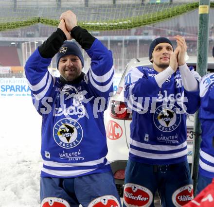 EBEL. Eishockey Bundesliga. Freiluftderby KAC gegen VSV. Jubel Gerhard Unterluggauer, Nico Brunner (VSV). Klagenfurt, Woerthersee Stadion, am 3.1.2015.
Foto: Kuess
---
pressefotos, pressefotografie, kuess, qs, qspictures, sport, bild, bilder, bilddatenbank