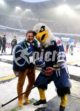 EBEL. Eishockey Bundesliga. Freiluftderby KAC gegen VSV. Vizebuergermeister Albel, Maskottchen Villi (VSV). Klagenfurt, Woerthersee Stadion, am 3.1.2015.
Foto: Kuess
---
pressefotos, pressefotografie, kuess, qs, qspictures, sport, bild, bilder, bilddatenbank