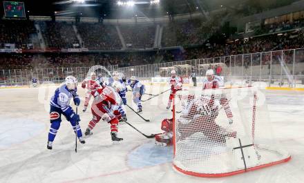 EBEL. Eishockey Bundesliga. Freiluftderby KAC gegen VSV. Jason Desantis, Rene Swette, (KAC), Mark Santorelli  (VSV). Klagenfurt, Woerthersee Stadion, am 3.1.2015.
Foto: Kuess
---
pressefotos, pressefotografie, kuess, qs, qspictures, sport, bild, bilder, bilddatenbank