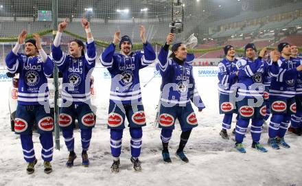 EBEL. Eishockey Bundesliga. Freiluftderby KAC gegen VSV. Jubel VSV. Klagenfurt, Woerthersee Stadion, am 3.1.2015.
Foto: Kuess
---
pressefotos, pressefotografie, kuess, qs, qspictures, sport, bild, bilder, bilddatenbank