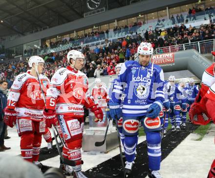 EBEL. Eishockey Bundesliga. Freiluftderby KAC gegen VSV. Patrick Vallant, Jason Desantis,  (KAC), Cole Jarrett (VSV). Klagenfurt, Woerthersee Stadion, am 3.1.2015.
Foto: Kuess
---
pressefotos, pressefotografie, kuess, qs, qspictures, sport, bild, bilder, bilddatenbank