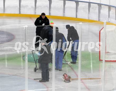 EBEL. Eishockey Bundesliga. Freiluftderby KAC gegen VSV.  ausgetretene Kuehlfluessigkeit, gruenes Eis. Klagenfurt, Woerthersee Stadion, am 3.1.2015.
Foto: Kuess
---
pressefotos, pressefotografie, kuess, qs, qspictures, sport, bild, bilder, bilddatenbank