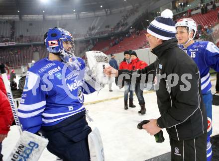 EBEL. Eishockey Bundesliga. Freiluftderby KAC gegen VSV. Thomas Hoeneckl, Trainer Hannu Jaervenpaeae (VSV). Klagenfurt, Woerthersee Stadion, am 3.1.2015.
Foto: Kuess
---
pressefotos, pressefotografie, kuess, qs, qspictures, sport, bild, bilder, bilddatenbank