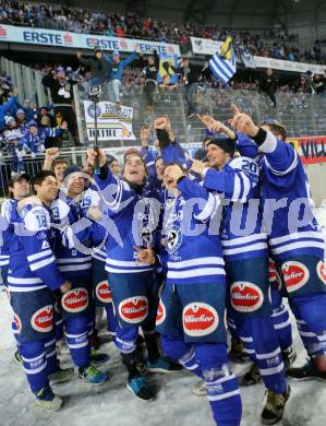 EBEL. Eishockey Bundesliga. Freiluftderby KAC gegen VSV.  Selfie, Fans (VSV). Klagenfurt, Woerthersee Stadion, am 3.1.2015.
Foto: Kuess
---
pressefotos, pressefotografie, kuess, qs, qspictures, sport, bild, bilder, bilddatenbank