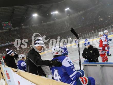 EBEL. Eishockey Bundesliga. Freiluftderby KAC gegen VSV. Trainer Hannu Jaervenpaeae (VSV). Klagenfurt, Woerthersee Stadion, am 3.1.2015.
Foto: Kuess
---
pressefotos, pressefotografie, kuess, qs, qspictures, sport, bild, bilder, bilddatenbank