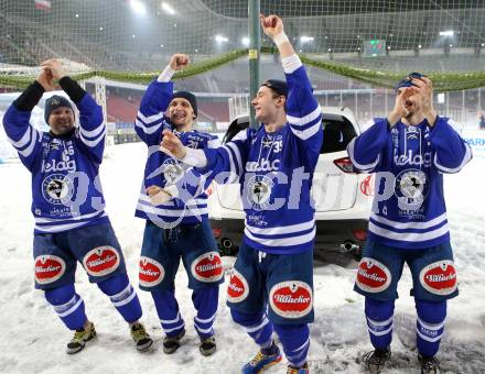 EBEL. Eishockey Bundesliga. Freiluftderby KAC gegen VSV. Jubel Gerhard Unterluggauer, Nico Brunner, Patrick Platzer, Klemen Pretnar (VSV). Klagenfurt, Woerthersee Stadion, am 3.1.2015.
Foto: Kuess
---
pressefotos, pressefotografie, kuess, qs, qspictures, sport, bild, bilder, bilddatenbank