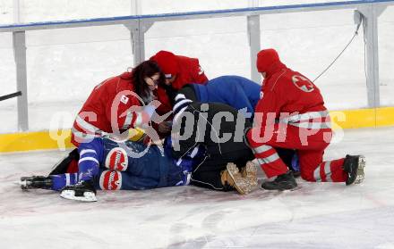 EBEL. Eishockey Bundesliga. Freiluftderby KAC gegen VSV. Verletzt Nico Brunner (VSV). Klagenfurt, Woerthersee Stadion, am 3.1.2015.
Foto: Kuess
---
pressefotos, pressefotografie, kuess, qs, qspictures, sport, bild, bilder, bilddatenbank