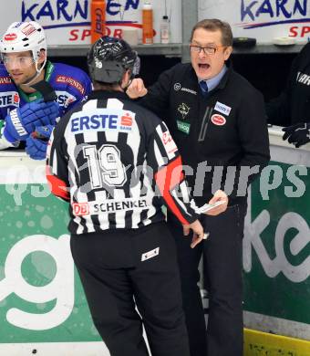 EBEL. Eishockey Bundesliga. EC VSV gegen EC Red Bull Salzburg. Trainer Hannu Jaervenpaeae, Schiedsrichter (VSV). Villach, am 9.1.2015.
Foto: Kuess 


---
pressefotos, pressefotografie, kuess, qs, qspictures, sport, bild, bilder, bilddatenbank