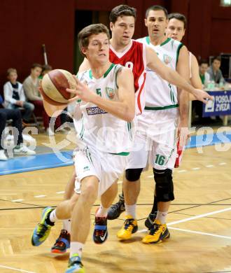 Basketball 2.Bundesliga 2014/15 Grunddurchgang 14.Runde. KOS Celovec gegen Dragons St. Poelten. Andi Smrtnik (KOS),  Paul Radakovics (Dragons). Klagenfurt, 10.1.2015.
Foto: Kuess
---
pressefotos, pressefotografie, kuess, qs, qspictures, sport, bild, bilder, bilddatenbank