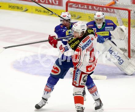 EBEL. Eishockey Bundesliga. EC VSV gegen KAC. Geoff Waugh,  (VSV), Luke Pither (KAC). Villach, am 18.1.2015.
Foto: Kuess 


---
pressefotos, pressefotografie, kuess, qs, qspictures, sport, bild, bilder, bilddatenbank