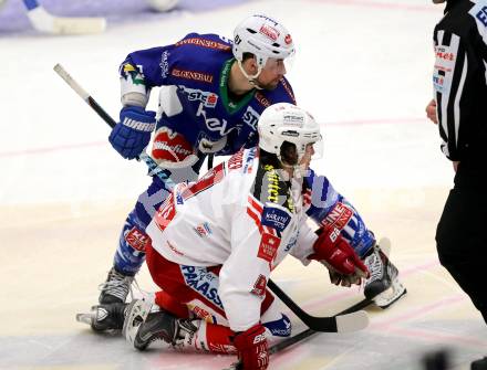 EBEL. Eishockey Bundesliga. EC VSV gegen KAC. Eric HUnter, (VSV), Lukas Pither  (KAC). Villach, am 18.1.2015.
Foto: Kuess 


---
pressefotos, pressefotografie, kuess, qs, qspictures, sport, bild, bilder, bilddatenbank