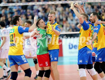 Volleyball. Champions League. SK Posojilnica Aich/Dob gegen VfB Friedrichshafen. Jubel Aich/Dob. Klagenfurt, 21.1.2015.
Foto: Kuess
---
pressefotos, pressefotografie, kuess, qs, qspictures, sport, bild, bilder, bilddatenbank