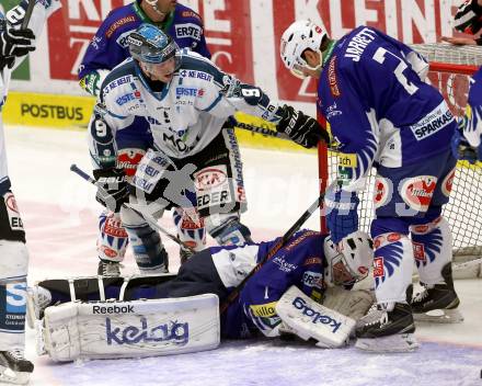 EBEL. Eishockey Bundesliga. EC VSV gegen EHC Liwest Black Wings Linz.  Jean Philippe lamoureux, Cole Jarrett,  (VSV), Jason Ulmer (Linz). Villach, am 22.1.2015.
Foto: Kuess 


---
pressefotos, pressefotografie, kuess, qs, qspictures, sport, bild, bilder, bilddatenbank