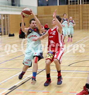 Basketball 2.Bundesliga 2014/15 Grunddurchgang 18.Runde. Villach Raiders gegen St. Poelten Dragons. Stefan Adami,  (Villach), Benjamin Bernleithner (St. Poelten). Klagenfurt, 7.2.2015.
Foto: Kuess
---
pressefotos, pressefotografie, kuess, qs, qspictures, sport, bild, bilder, bilddatenbank