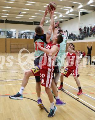 Basketball 2.Bundesliga 2014/15 Grunddurchgang 18.Runde. Villach Raiders gegen St. Poelten Dragons. Povilas Gaidys, Andreas Napokoj, (Villach), Andreas Bauch  (St. Poelten). Klagenfurt, 7.2.2015.
Foto: Kuess
---
pressefotos, pressefotografie, kuess, qs, qspictures, sport, bild, bilder, bilddatenbank