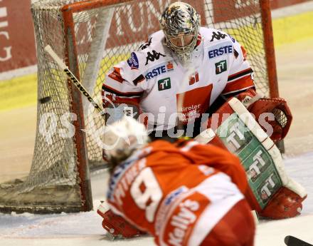 EBEL. Eishockey Bundesliga. KAC gegen HC TWK Innsbruck. Luke Pither,  (KAC), Adam Munro (Innsbruck). Klagenfurt, am 10.2.2015.
Foto: Kuess 

---
pressefotos, pressefotografie, kuess, qs, qspictures, sport, bild, bilder, bilddatenbank