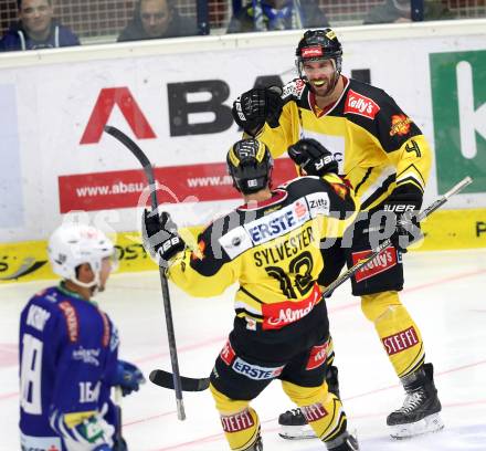 EBEL. Eishockey Bundesliga. EC VSV gegen UPC Vienna Capitals.  Torjubel Philippe Lakos, Dustin Sylvester (Caps). Villach, am 10.2.2015.
Foto: Kuess 


---
pressefotos, pressefotografie, kuess, qs, qspictures, sport, bild, bilder, bilddatenbank