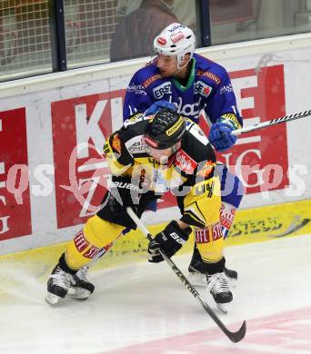 EBEL. Eishockey Bundesliga. EC VSV gegen UPC Vienna Capitals. Mark Santorelli,  (VSV),  Jamie Fraser (Caps). Villach, am 10.2.2015.
Foto: Kuess 


---
pressefotos, pressefotografie, kuess, qs, qspictures, sport, bild, bilder, bilddatenbank